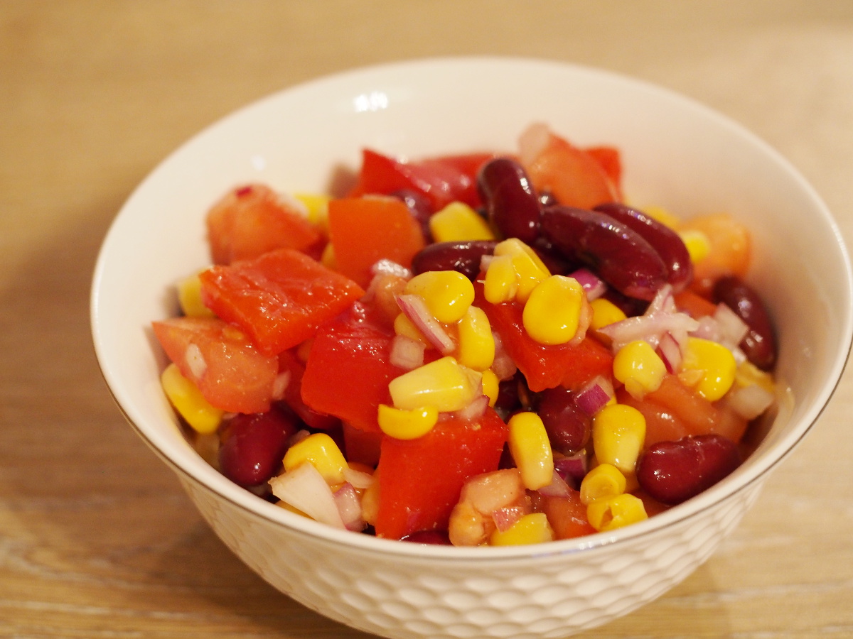 Salat mit Kidneybohnen mit Mais, Tomaten und gegrillten Paprika (4 ...