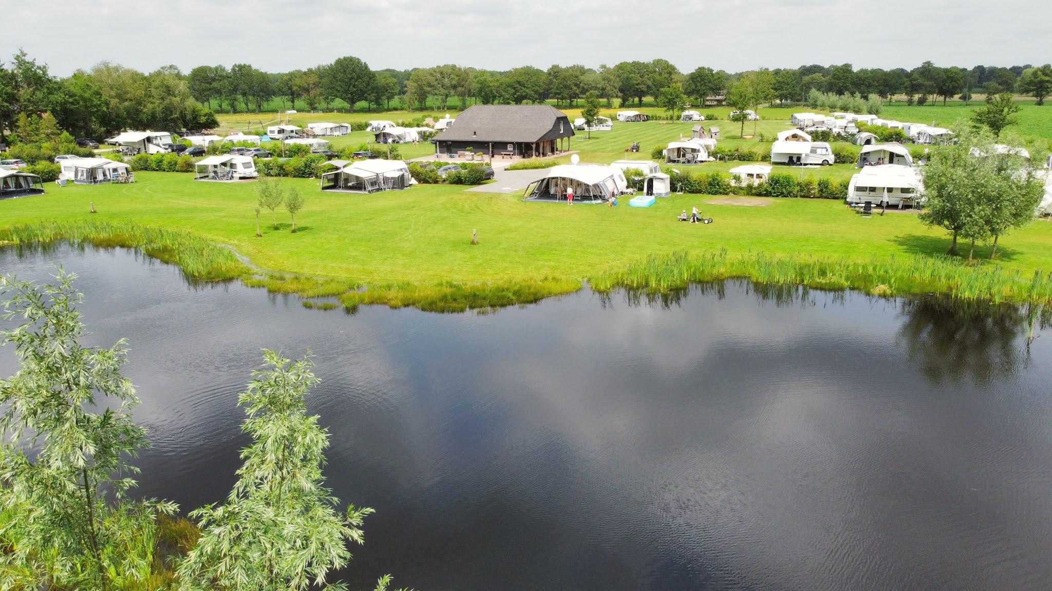 Kamperen aan een ven op camping De Gerrithoeve in het bosrijke Oisterwijk