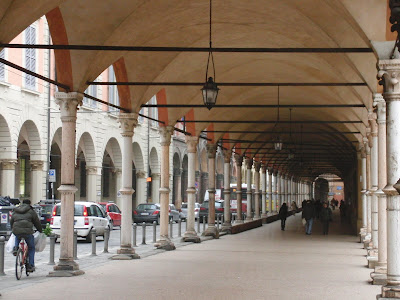 Arcaden_ueberall_in_Bologna