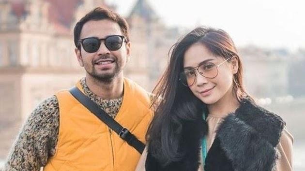 Temani Raffi Ahmad Rapat dengan Bos Sepak Bola di Turki, Penampilan Nagita Slavina Justru Bikin Salfok, Harga Barang yang Disembunyikan Mama Rafathar di Balik Badannya Buat Netizen Sakit Kepala