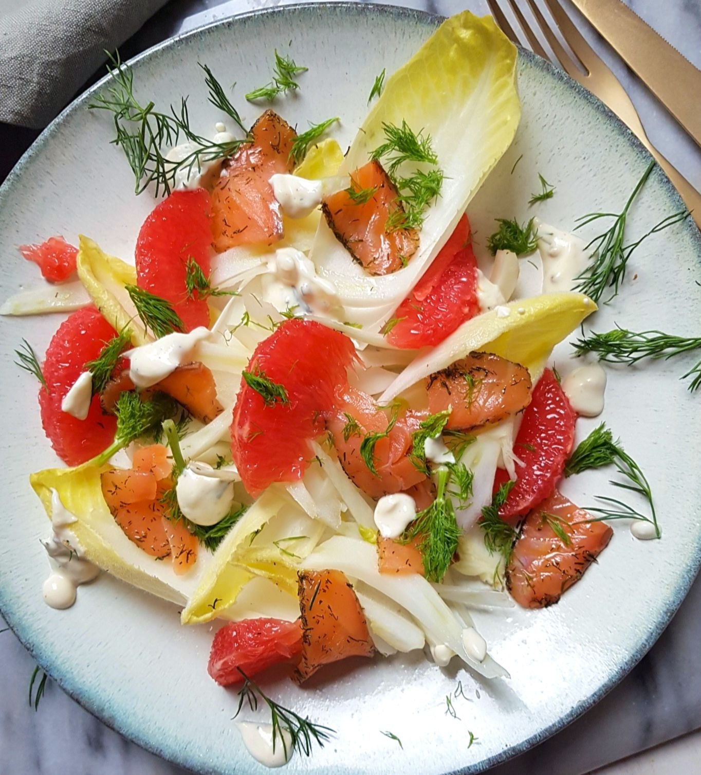Salade d'hiver fenouil, endive, pamplemousse et saumon, sauce au
