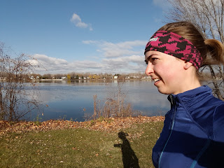 Coureuse, bord de l'eau, rivière des Prairies, parc de la Merci, automne