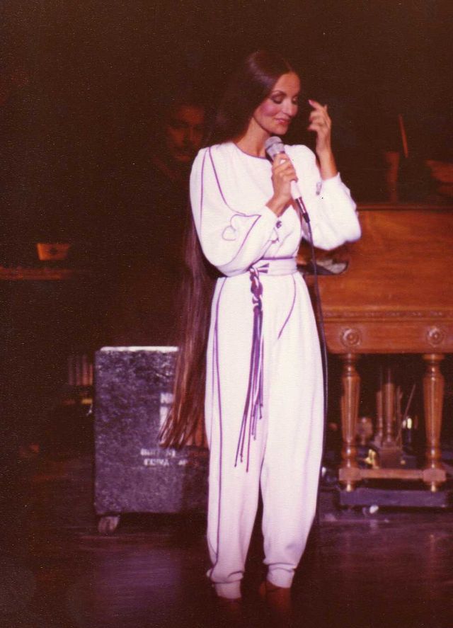 40 Glamorous Photos of Crystal Gayle in the 1970s and ’80s Vintage