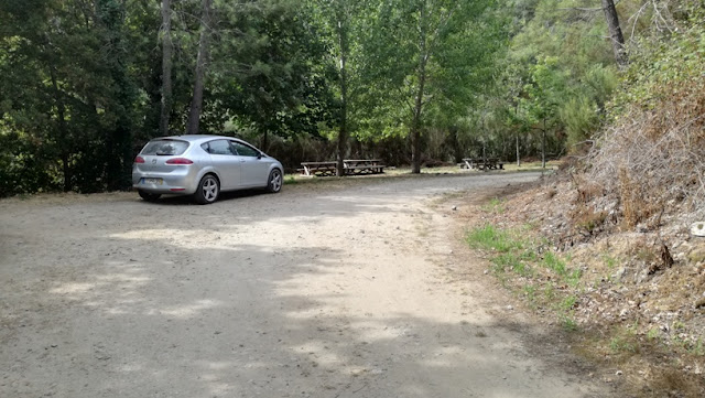 Parque de estacionamento junto á entrada para o poço Negro Parque de estacionamento junto á entrada para o poço Negro