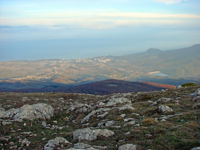 Вид с верхнего плато Чатырдага на Алушту. Конец апреля, вечер.