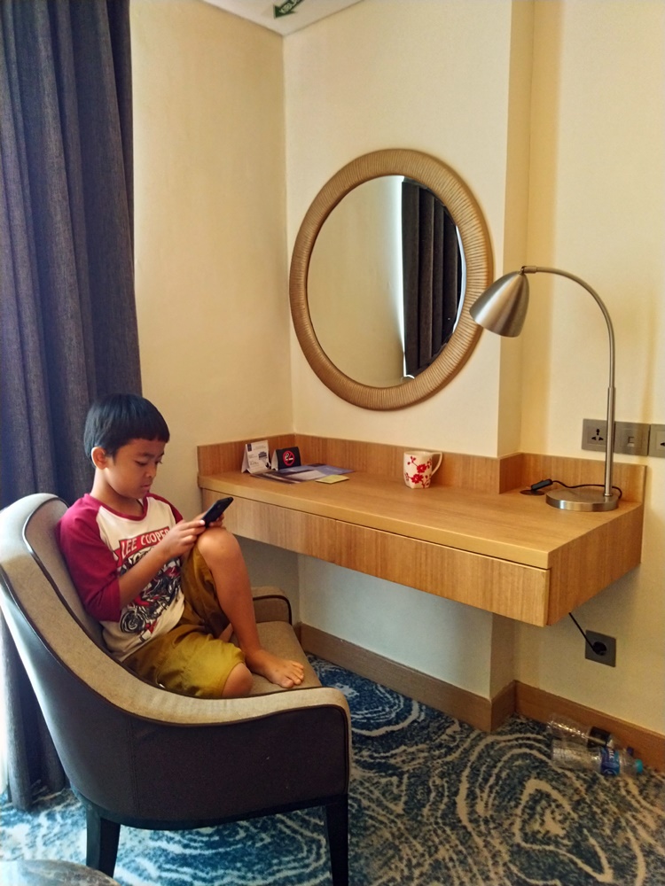 Louis Kienne Hotel Simpang Lima Semarang, Asyiknya Berenang di Infinity