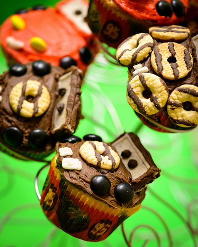 bonnie banters lightning mcqueen and tow mater cupcakes with favors mcqueen themed birthday party