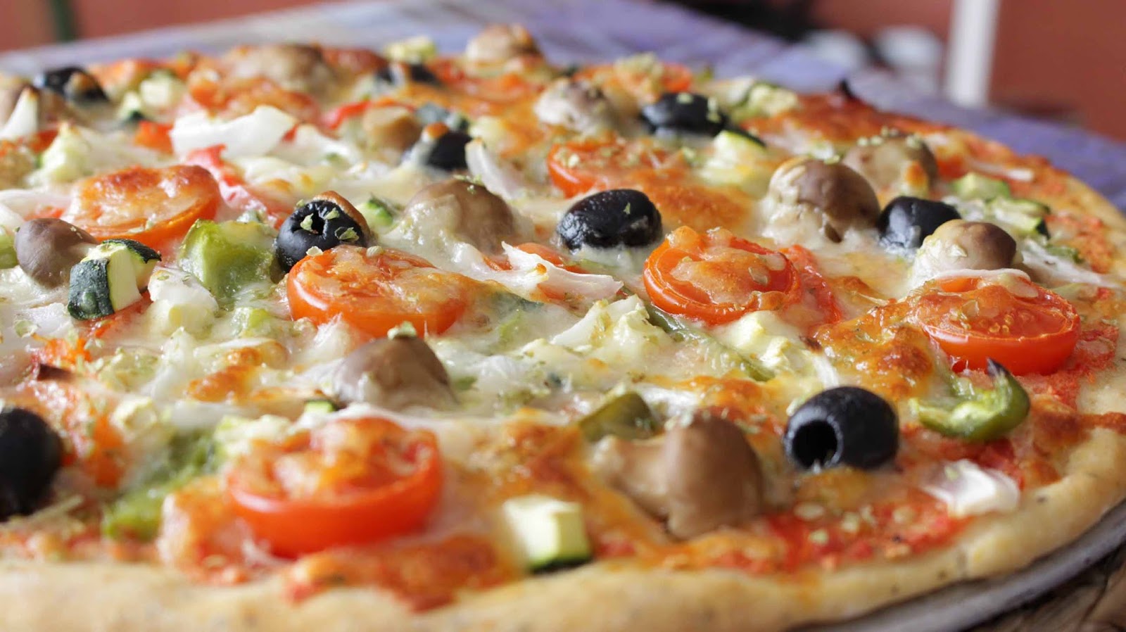 Pizza Vegetariana con Masa Aromatizada