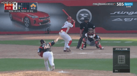 끝내기 만루홈런 치고도 개빡쳐서 쌍욕하는 선수.gif