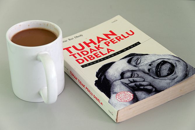 Resensi Buku Tuhan Tidak Perlu Dibela Karya Abdurrahman Wahid