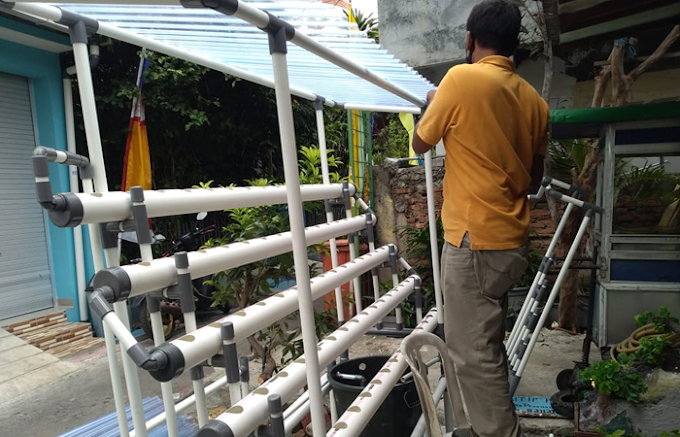 Pemasangan instalasi hidroponik di RW 1 Rawasari, Jakarta Timur