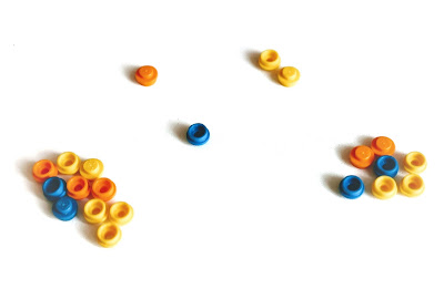 na zdjęciu zebrane już przez graczy pionki, na stole pozostały po jednym pionku w dwóch kupkach i dwa pionki w ostatniej