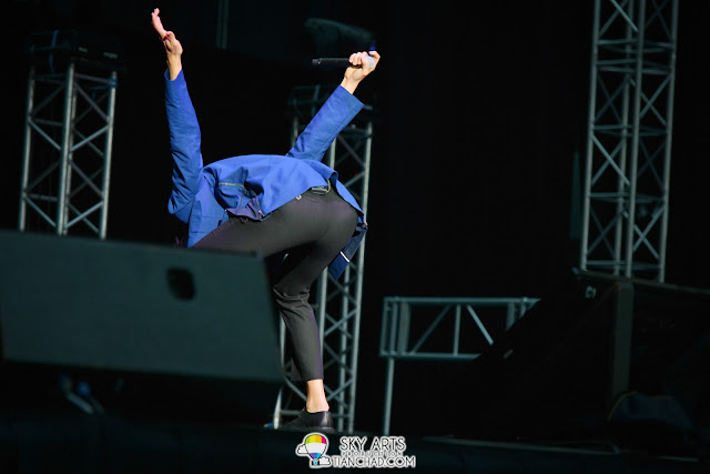 Kwang Soo brought Jae Suk's signature pose into life!!  Girls, check that ass? lol Lee Kwang Soo Fan Meeting in Malaysia