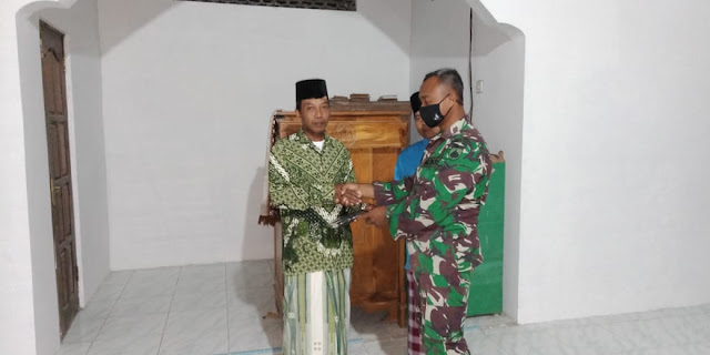 Anggota satgas TMMD beri kenang kenangan untuk warga Anggota satgas TMMD beri kenang kenangan untuk warga