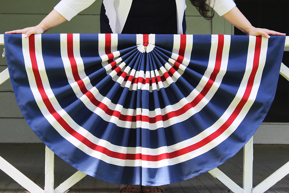 Southern Mom Loves Make a Flag Bunting to Decorate Your Home!