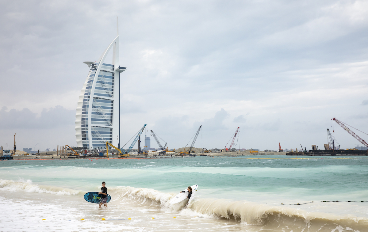 Dubái lucha contra la falta de agua con la siembra de nubes y la lluvia