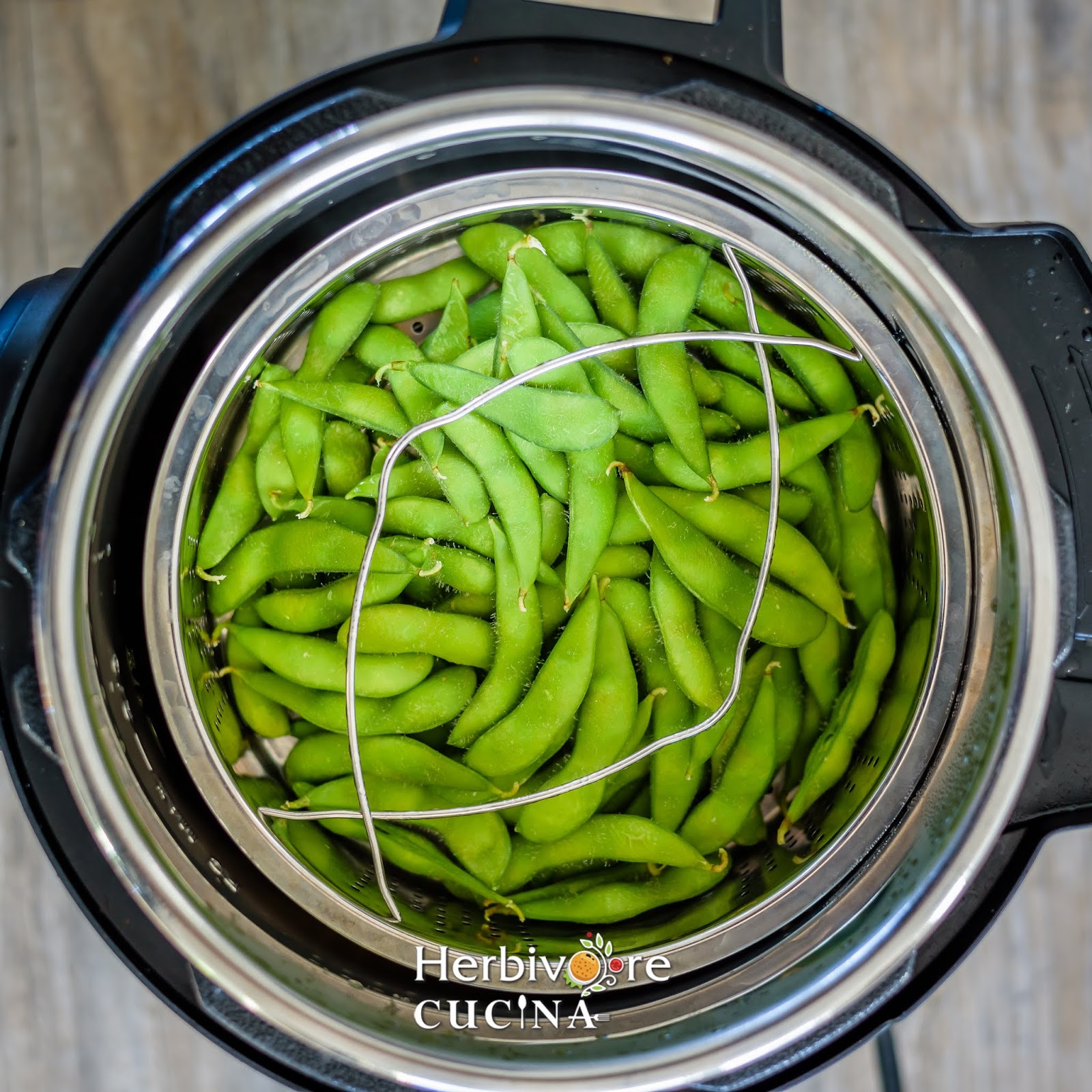 Herbivore Cucina: Instant Pot Garlic Edamame