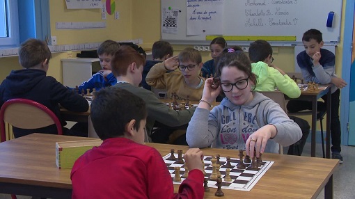 De la maternelle à la primaire, les élèves du département réfléchissent aux mathématiques en jouant aux échecs - Photo © Stéphane Bourin pour France télévision