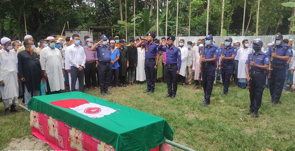 দেবীদ্বারে রাষ্ট্রীয় মর্যাদায় বীর মুক্তিযোদ্ধা হাজী আবদুল মতিন’র মরদেহ দাফন সম্পন্ন