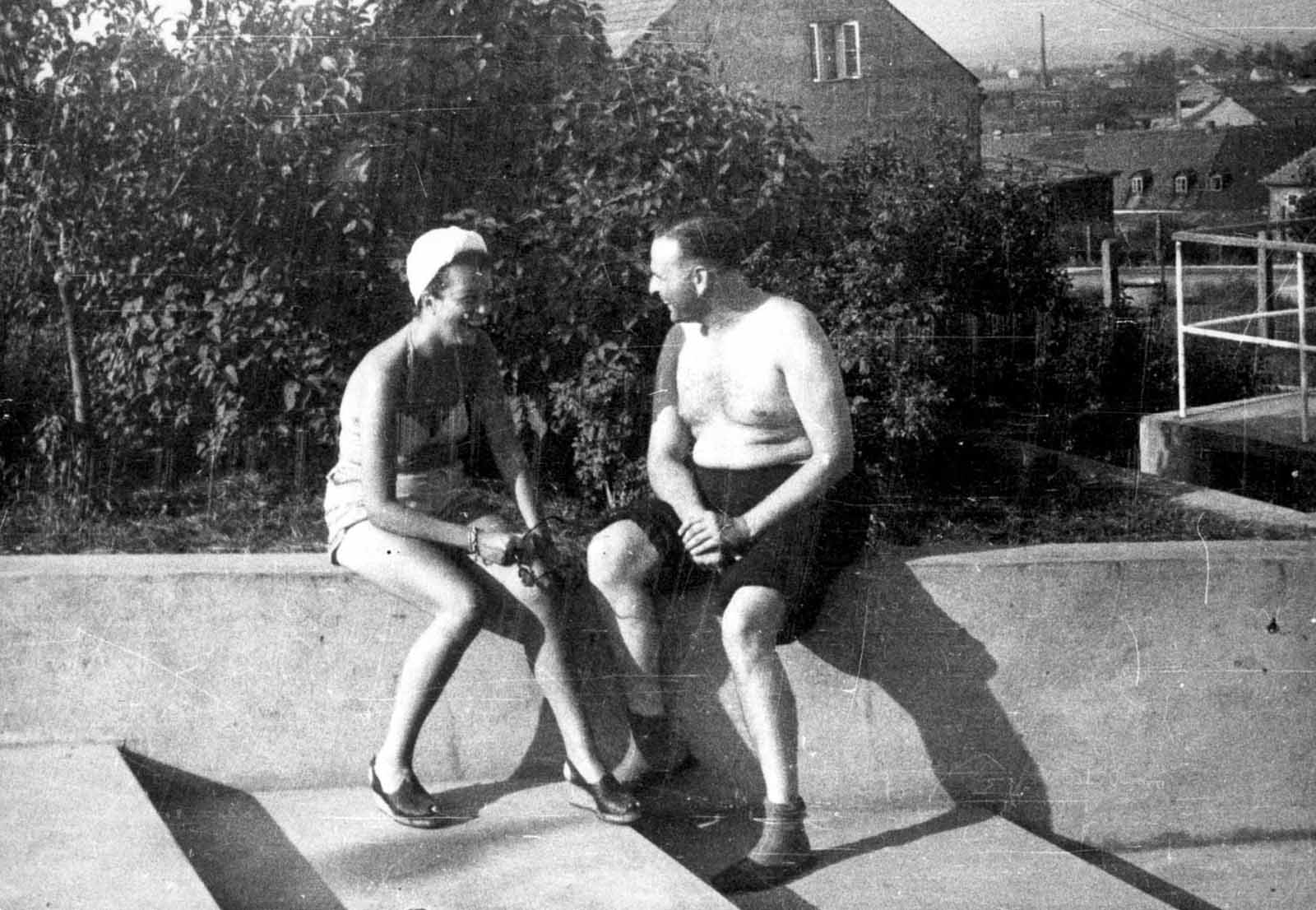 Camp Commandant Amon Goeth with his mistress, Majola (Ruth Irene Kalder). Kalder first met Göth in 1942 or early 1943 when she worked as a secretary at Oskar Schindler's enamelware factory in Kraków. She soon moved in with Göth and the two had an affair. She took Göth's name shortly after his death.