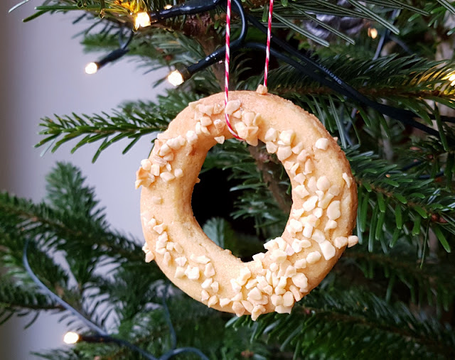 Rezept für Kaerlighedskranse: Das dänische Weihnachtsgebäck mit Herz. Die runden Kekse werden in Dänemark auch als Deko in den Weihnachtsbaum gehängt.