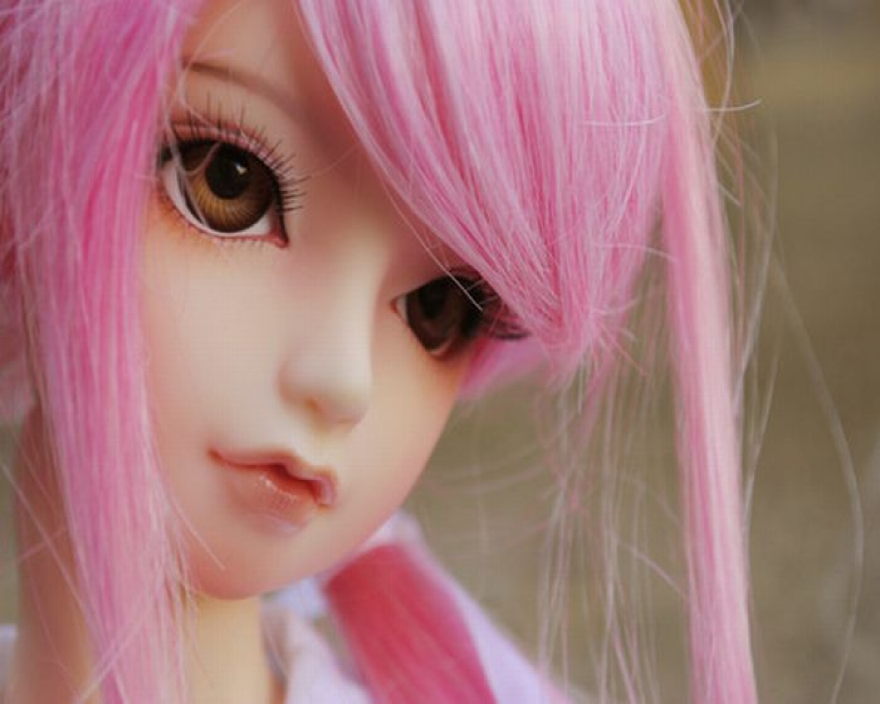Розовая куколка. Кукла с розовыми волосами. Кукла с розовыми волосами и большими глазами. Игрушка кукла с розовыми волосами.