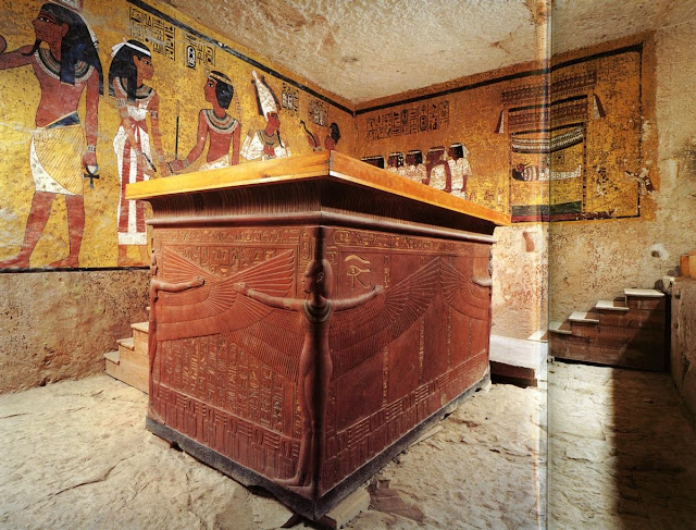 Саркофаг Тутанхамона со столбом Джед, хребтом Осириса-Яха