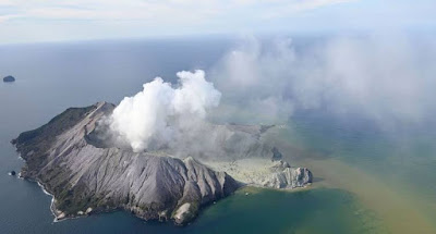Inesperada erupción del volcán Whajaari en una isla de Nueva Zelanda ha dejado cinco muertos y 18 heridos