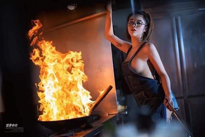 불맛 제대로 내는 처자