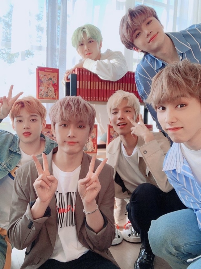 톤다운하니까 얼굴 훨 사는것 같은 아이돌 | 인스티즈