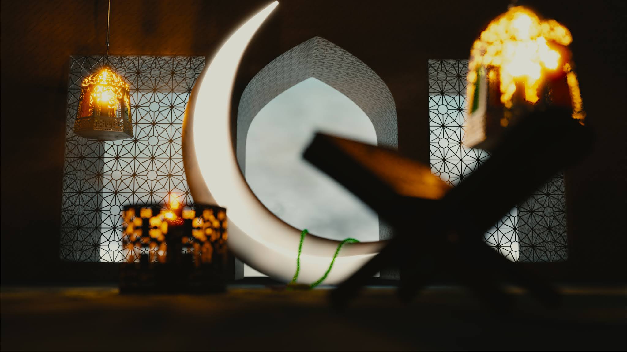 Мусульмански свет. Коран и фонарь. Свет Ислама. Полумесяц светильник на здании это где кафе.