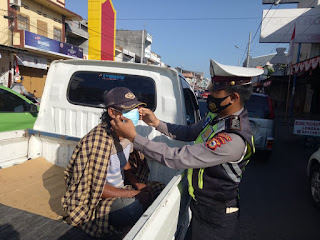 Sambut HUT RI ke 75, Satlantas Polres Gowa Bagi bagi Masker Ke Pengguna Jalan 