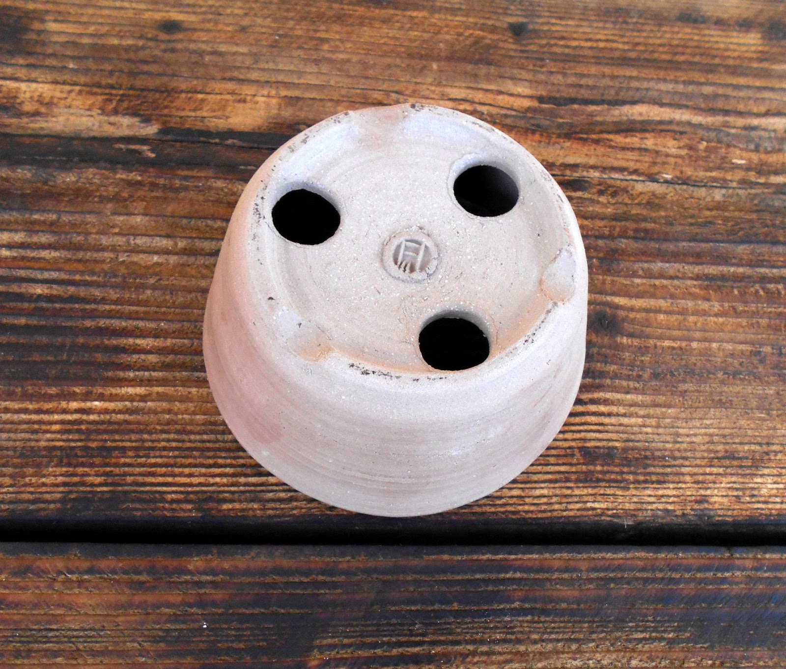 Round unglazed plant pots!