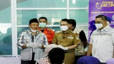 Wagub Uu Ruzhanul Tinjau Vaksinasi Masyarakat Bekasi di Stadion Wibawa Mukti 
