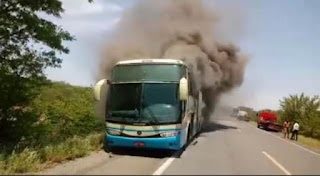 Ônibus pega fogo em Oliveira dos Brejinhos