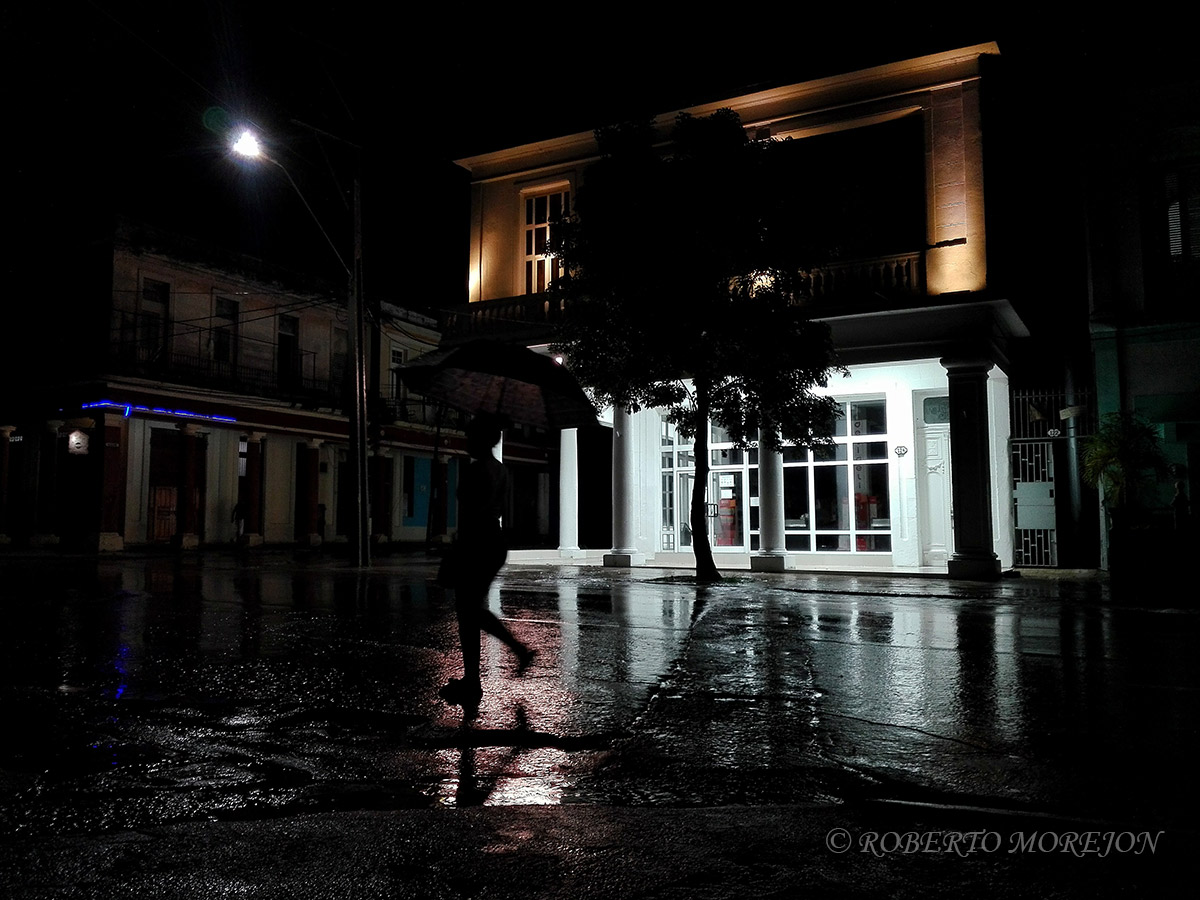 FOTOGRAFO CUBANO Lluvia en La Habana de noche
