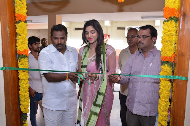 Actress Shalu Chourasiya Inaugurates Pochampally IKAT art mela at Vijayawada Actress Shalu Chourasiya Inaugurates Pochampally IKAT art mela at Vijayawada