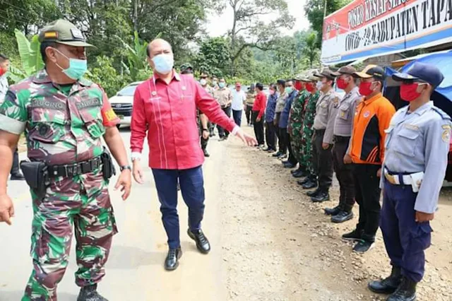 Bupati Taput Bagikan Masker di Pasar Pahae Julu dan Kunjungi Posko Perbatasan Simangumban Sipirok