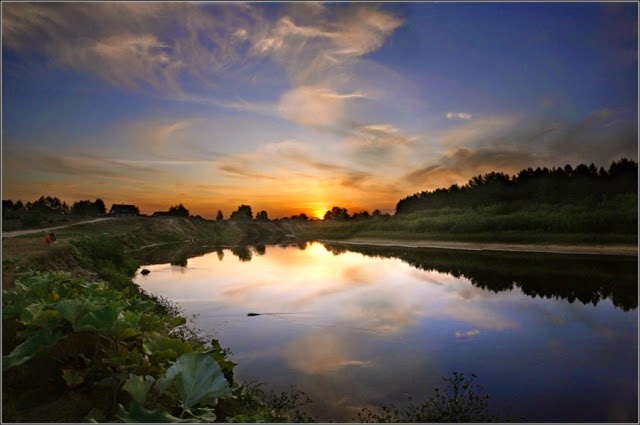 несет меня река за крутые