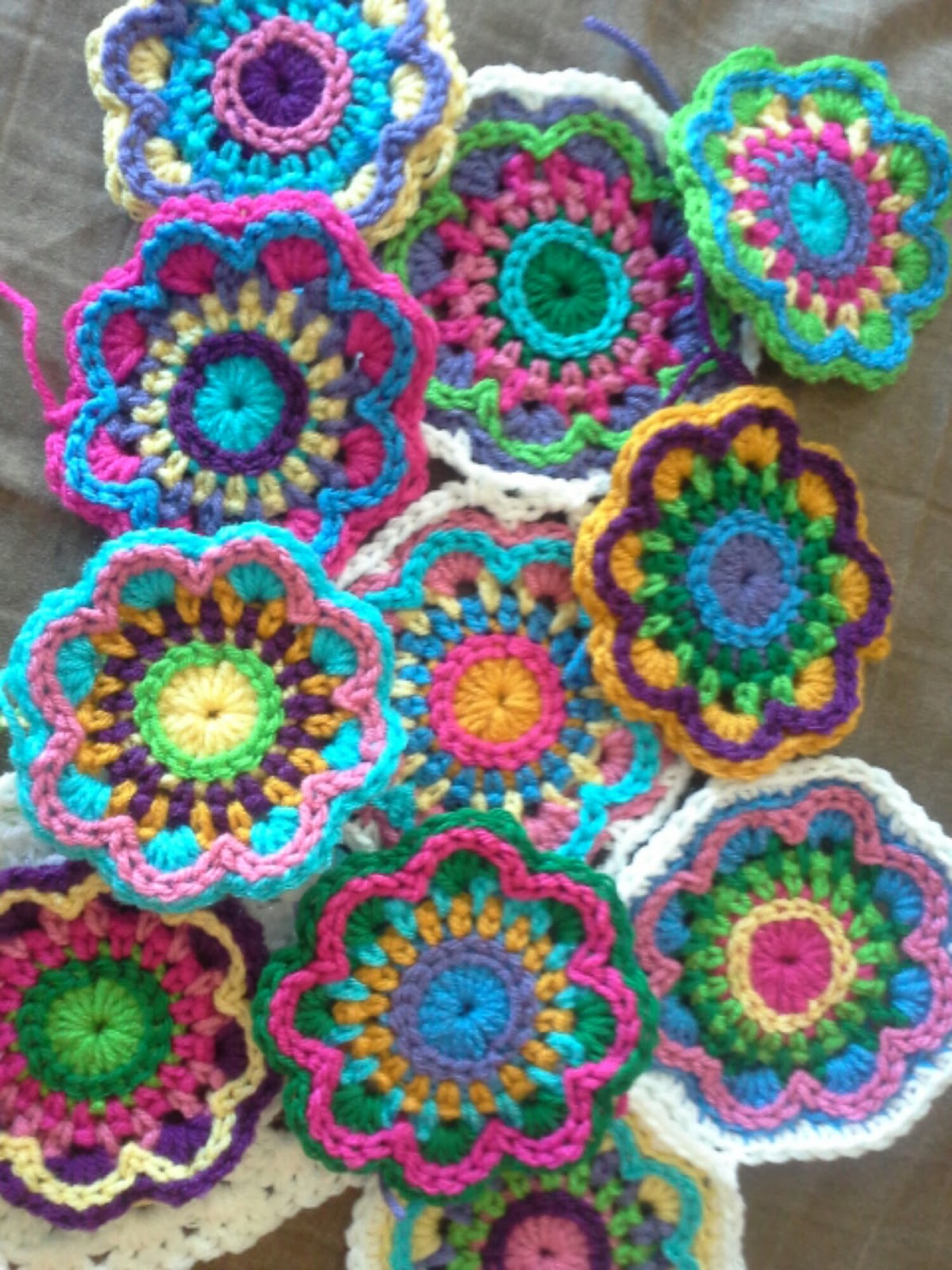 Ergahandmade Crochet flower mandala + Free Pattern