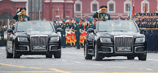 Le due Aurus Cabriolet nel corso della Parata del 9 maggio 2019 sulla Piazza Rossa. Le targhe nere sono quelle del Ministero della difesa (MO) uffici di Mosca (77). Sulla prima è il Ministro della Difesa Sergey Shoygu, sulla seconda il comandante della Parata Oleg Salyukov.