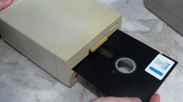 Perangkat Keras Floppy Disk Drive Perangkat Keras Floppy Disk Drive