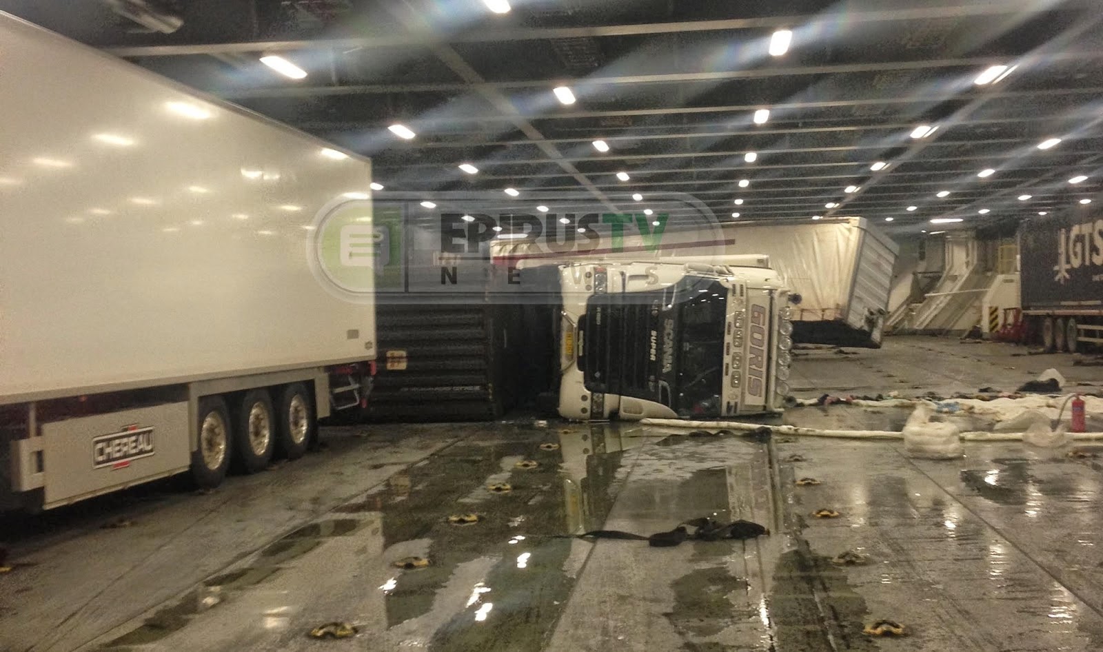 ΗΓΟΥΜΕΝΙΤΣΑ:Η ανακοίνωση του Λιμενικού για το φορτηγό και ένα επικαθήμενο που μετατοπίστηκαν στο γκαράζ πλοίου 