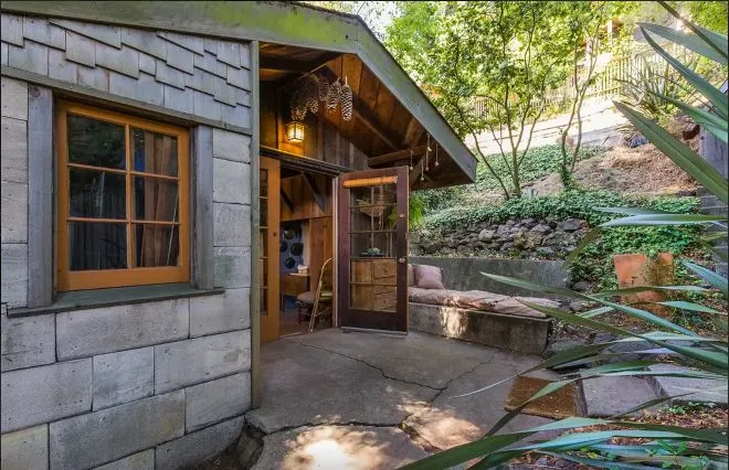 gorgeous-tiny-cabin-available-for-rent-on-airbnb-1