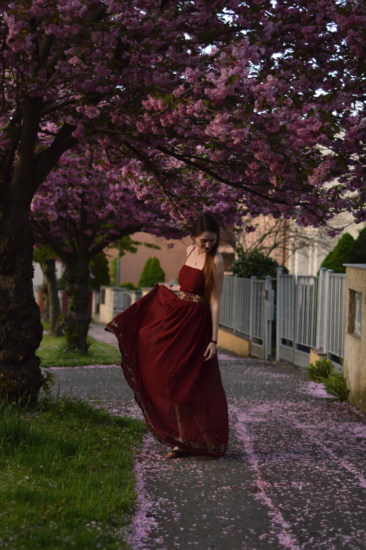 dark red handmade dress, sewing blogger, maxi summer dress,  georgiana quaint, český módní blog, šijeme šaty