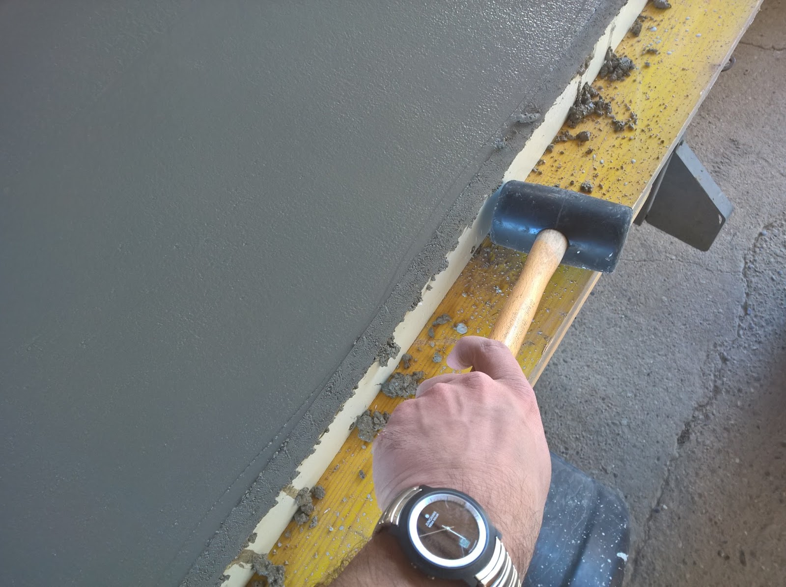 Holz, Metall und Smart Home: Terrassentisch selber bauen - Tischplatte