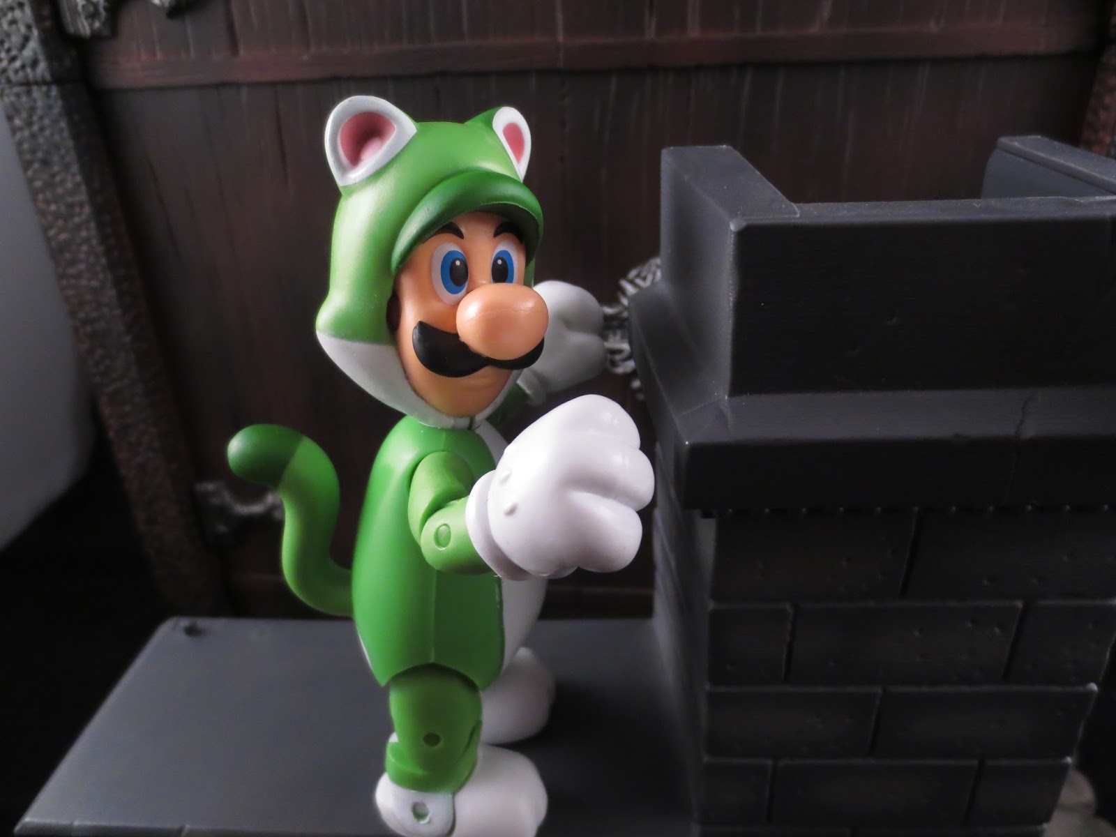 Action Figure Barbecue: Action Figure Review: Cat Luigi from World of Nintendo by Jakks Pacific