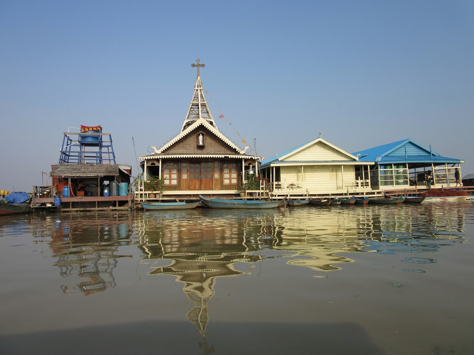 Iglesia en la aldea flotante de Kampong Luong