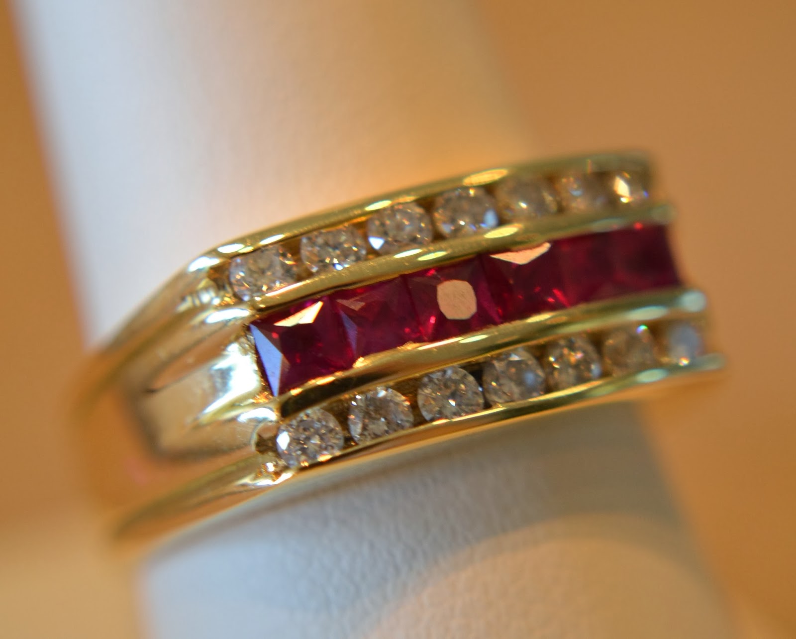 BEAUTY AND FASHION MENS WEDDiNG GOLD RINGS RUBY