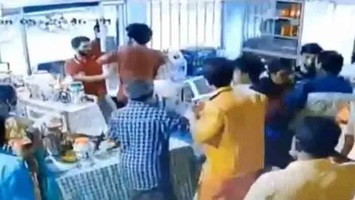 Conflict in private hospital canteen over food tasting, Kottayam, News, Local News, Police, Complaint, Clash, Food, Kerala